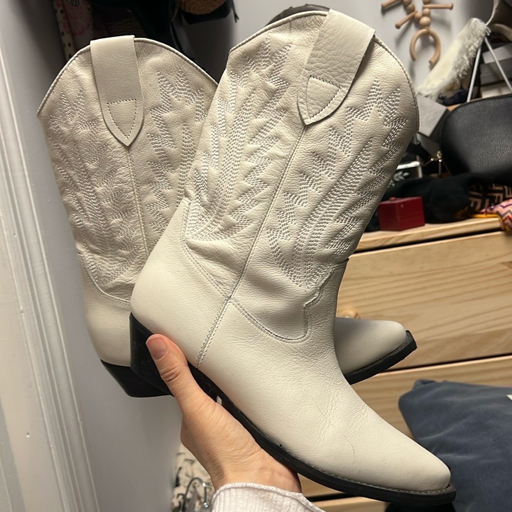 White Cowboy Boots! Marc Fisher 7.5